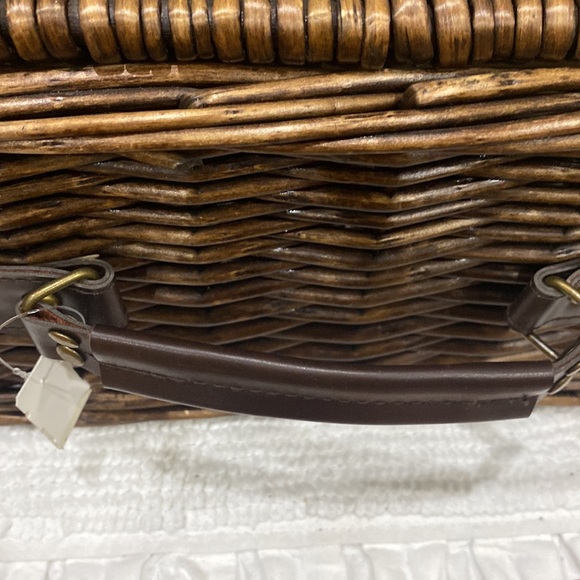 Pottery barn picnic basket - Picture 2 of 16